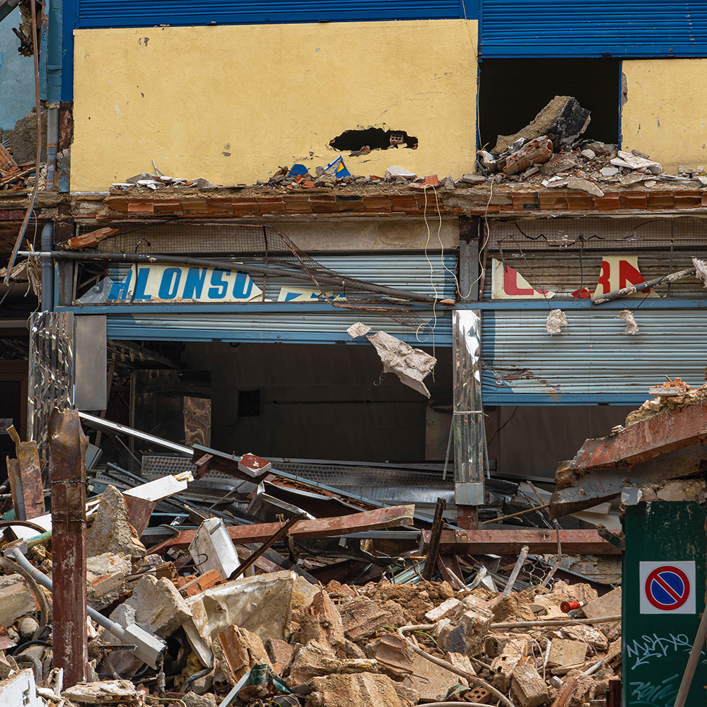 Image of an earthquake damaged building